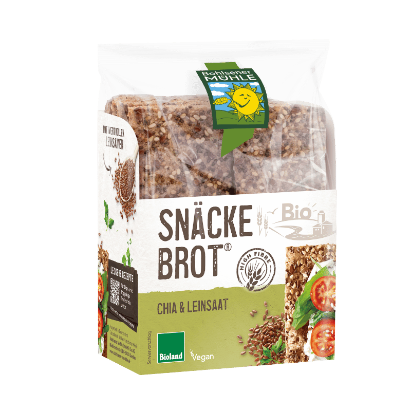 Eine Packung Snäcke Brot Chia & Leinsaat von der Bohlsener Mühle mit sichtbaren Körnern und Tomaten-Belag.