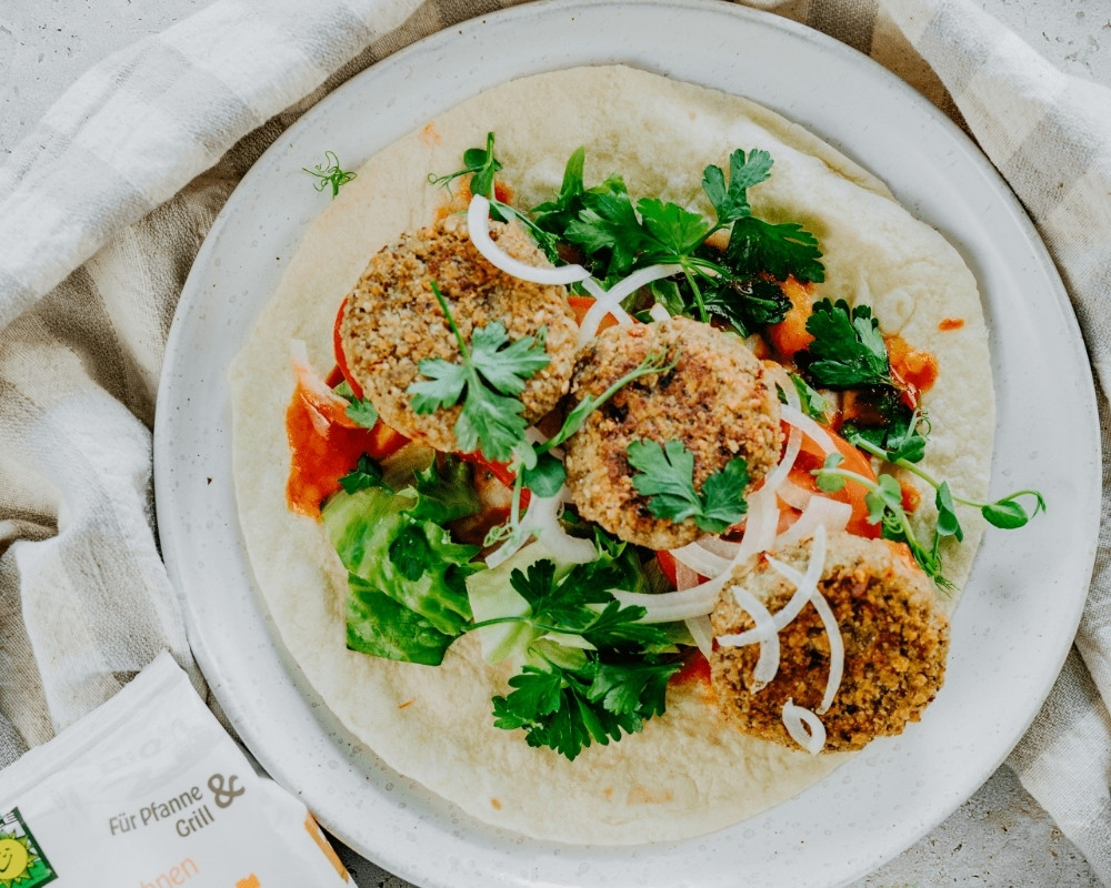 Bohlsener Mühle Wrap mit frischem Gemüse und knusprigen Falafel-Bällchen.