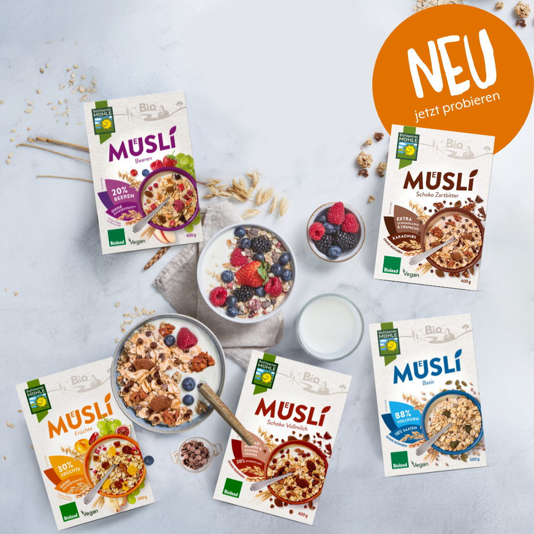 Bohlsener Mühle Müslis in verschiedenen Sorten mit frischen Bieren und Milch.