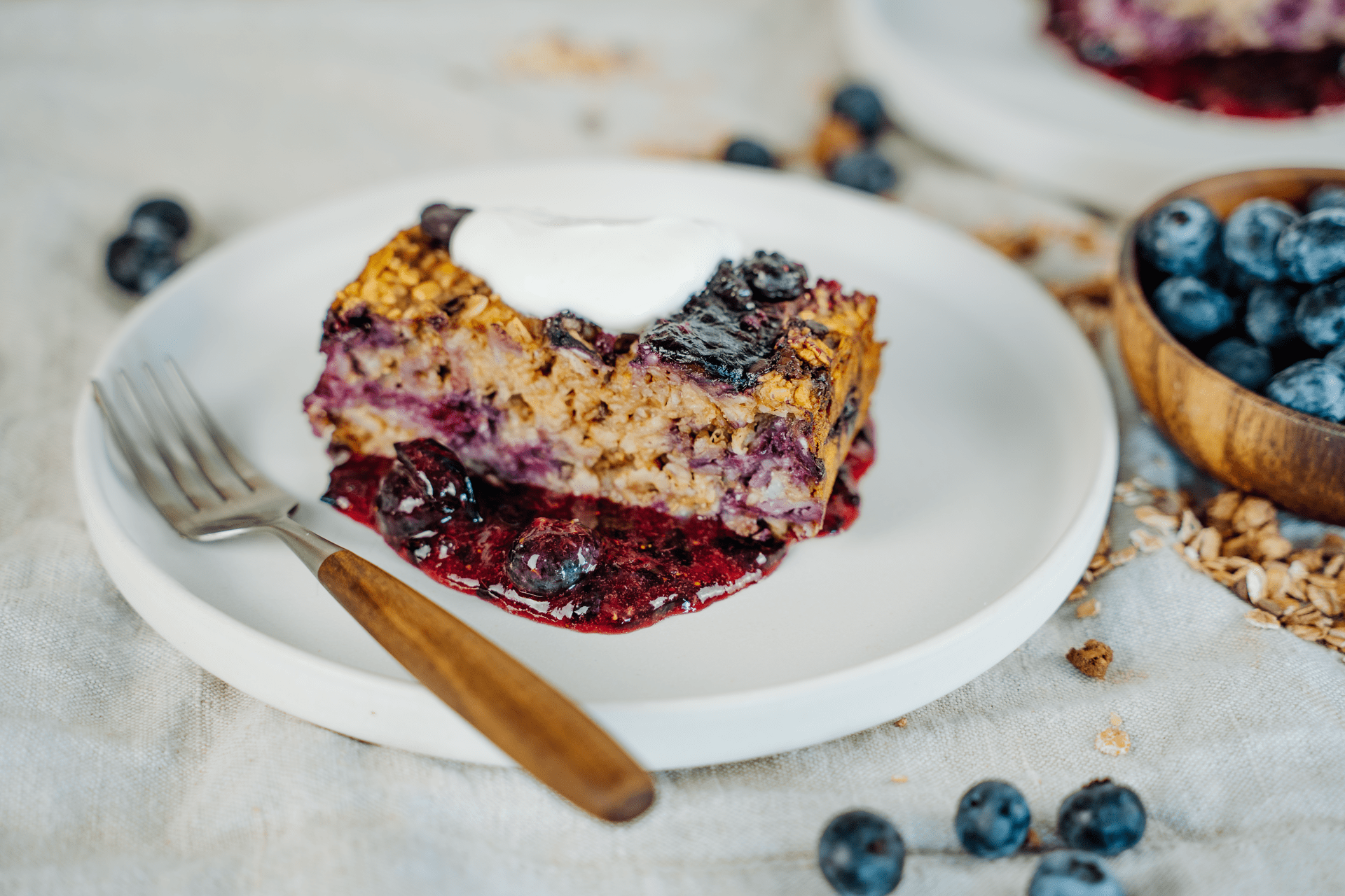 Bohlsener Mühle Beeren-Crunchy mit Joghurt und Heidelbeeren auf einem Teller.