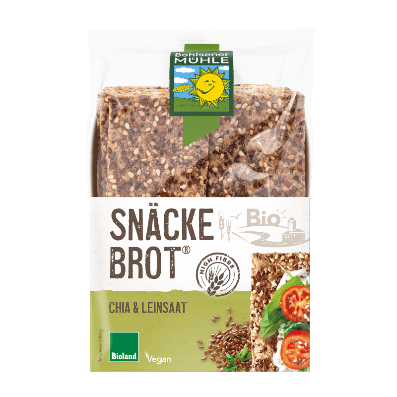 Bohlsener Mühle Snäckebrot Chia & Leinsaat in der transparenten Verpackung mit belegtem Knäckebrot als Serviervorschlag.