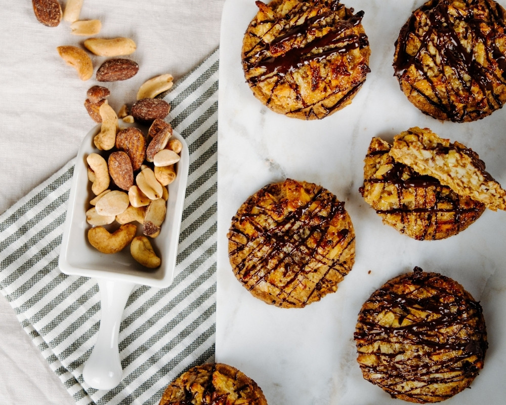 Bohlsener Mühle Crunchy Cookies mit Schokolade und Nüssen auf einem Marmorbrett.