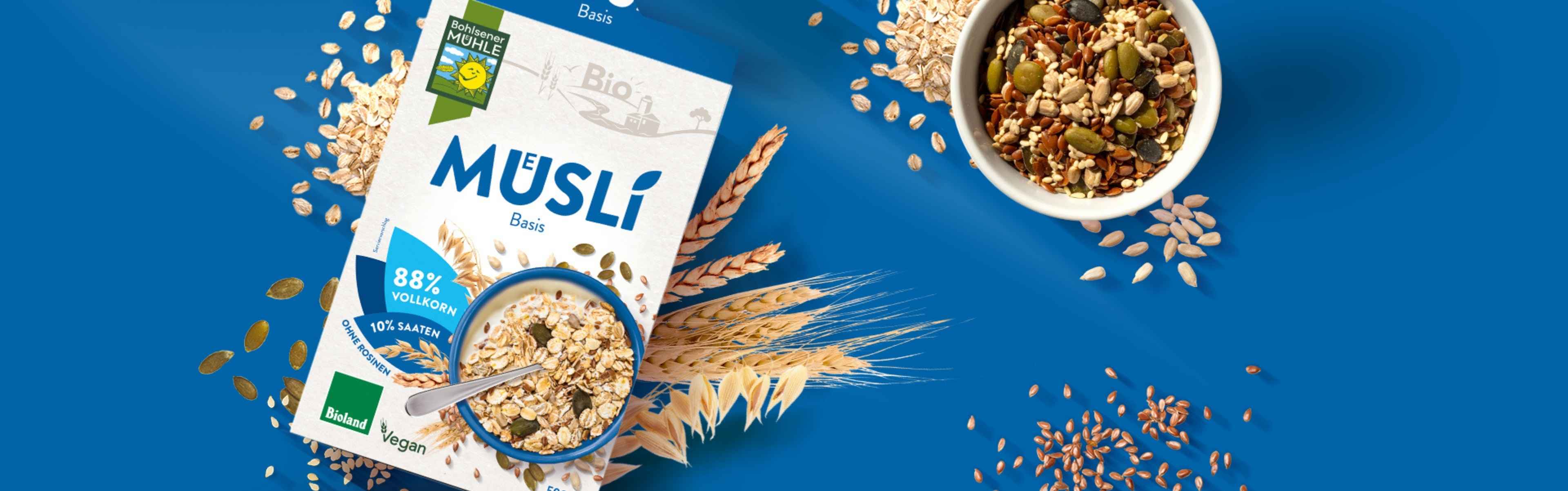 Bohlsener Mühle Müsli Basis mit Haferflocken und Saaten in einer Schüssel.