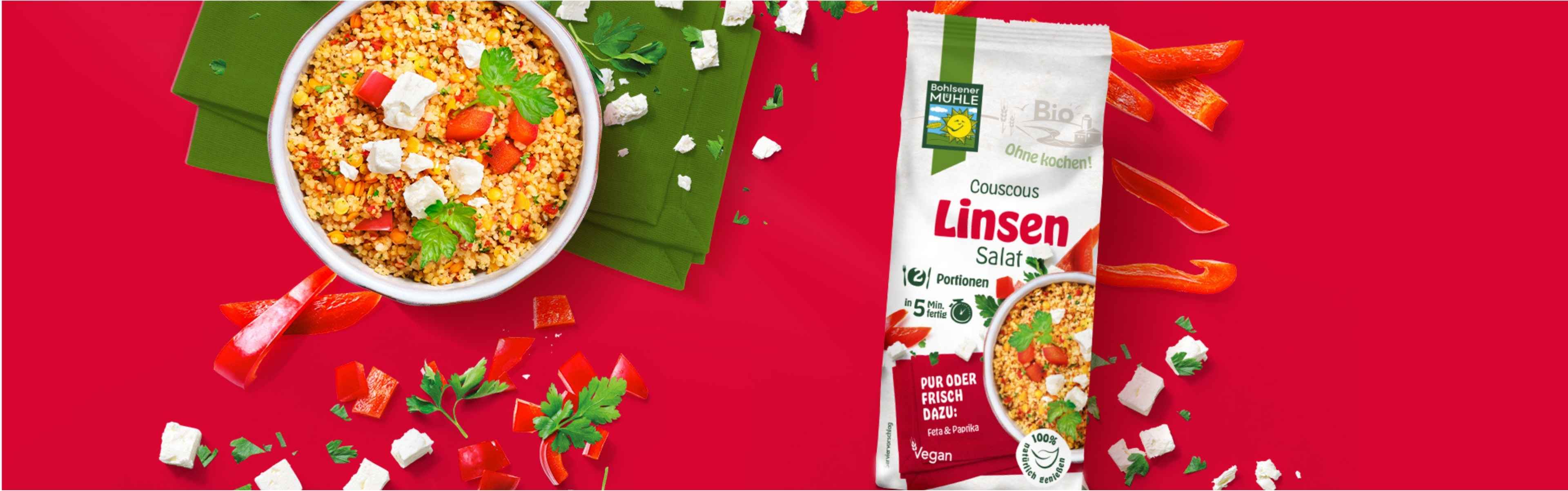 Bohlsener Mühle Couscous Linsen Salat mit Paprika und Feta in einer Schüssel.
