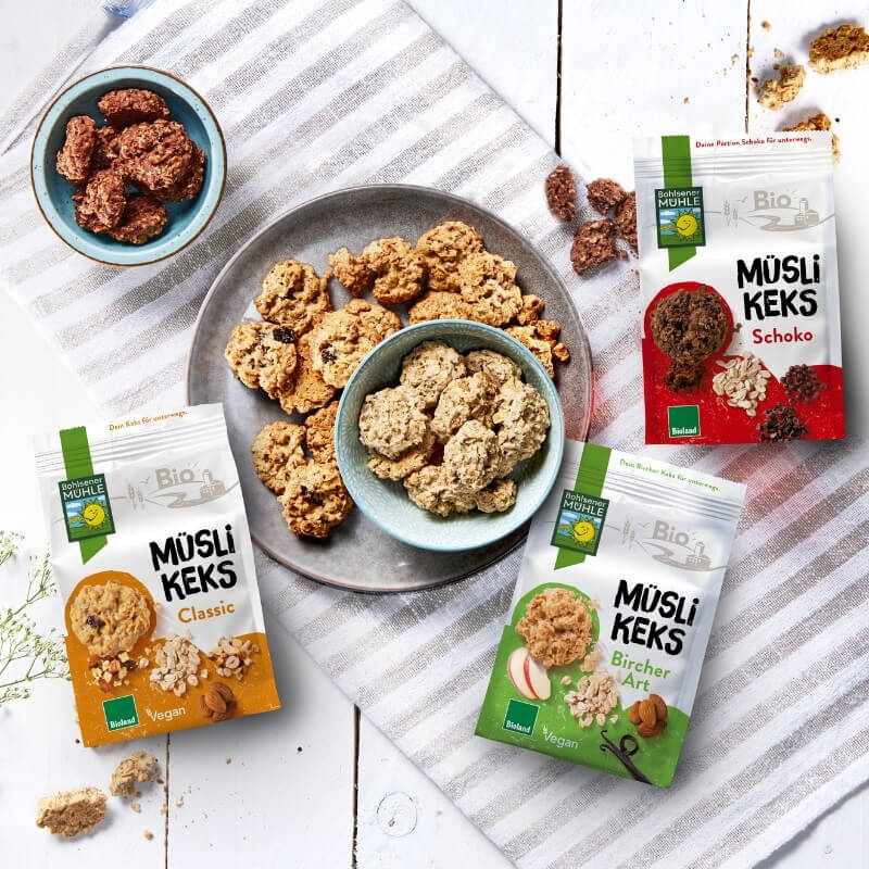 Bohlsener Mühle Müsli Keks Sorten auf einem Teller und in Schalen.