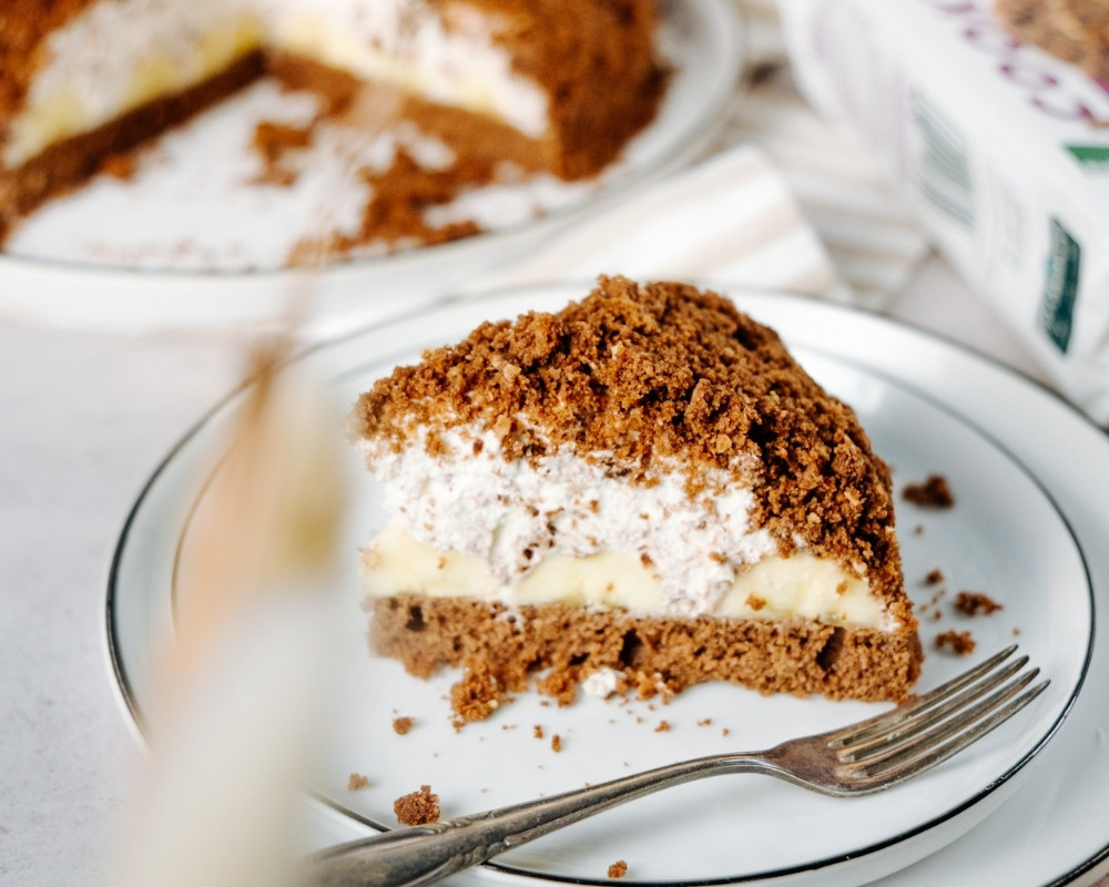 Bohlsener Mühle Cookie-Crunchy-Torte mit Schichten aus Sahne und Bananen.