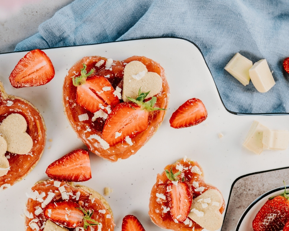 Herzförmige Kekse mit Erdbeeren und Bohlsener Mühle Dekoration.