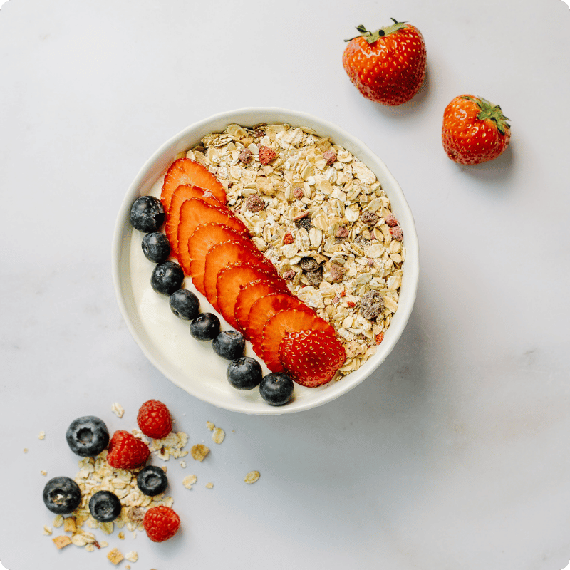 Bohlsener Mühle Müsli mit frischen Erdbeeren, Heidelbeeren und Himbeeren.