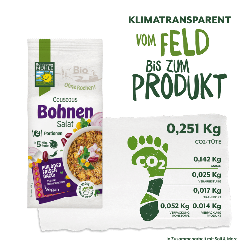 Bohlsener Mühle Couscous-Bohnensalat-Paket und Infografik, die den CO2-Fußabdruck des Produkts vom Feld bis zum Produkt mit einer Aufschlüsselung der CO2-Emissionen zeigt.