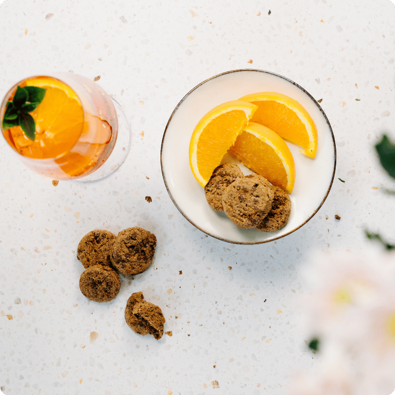 Bohlsener Mühle Crunchy Cookies mit Orangenscheiben auf einem Teller.