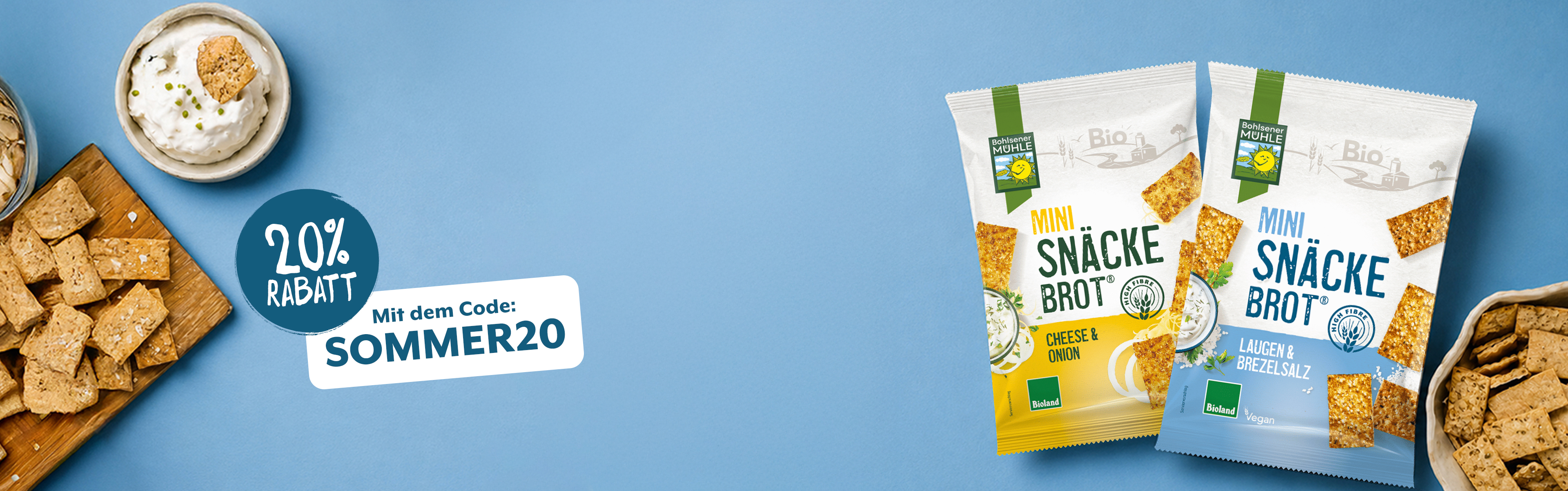 Zwei Packungen Bohlsener Mühle Mini Snäcke Brot mit Käse und Zwiebeln sowie Laugen- und Brezelsalz.
