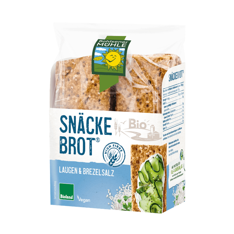 Eine Packung Snäckebrot Laugen & Brezelsalz von Bohlsener Mühle mit einer belegten Knäckebrotscheibe.