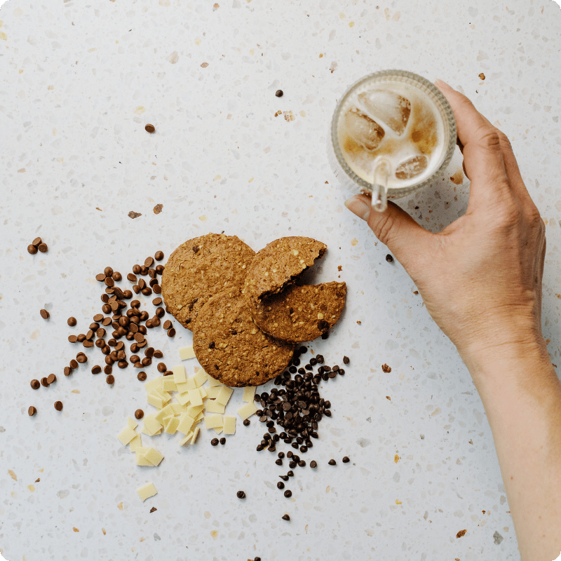 Bohlsener Mühle Crunchy Cookies mit Schokolade und Kaffeebohnen auf einem Tisch.