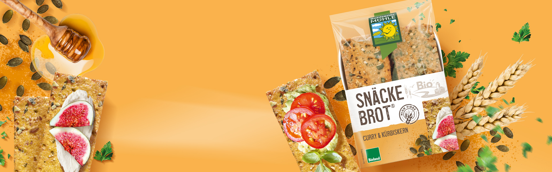 Bohlsener Mühle Snäcke Brot Curry & Kürbiskern mit Feigen und Tomaten auf einem orangefarbenen Hintergrund.