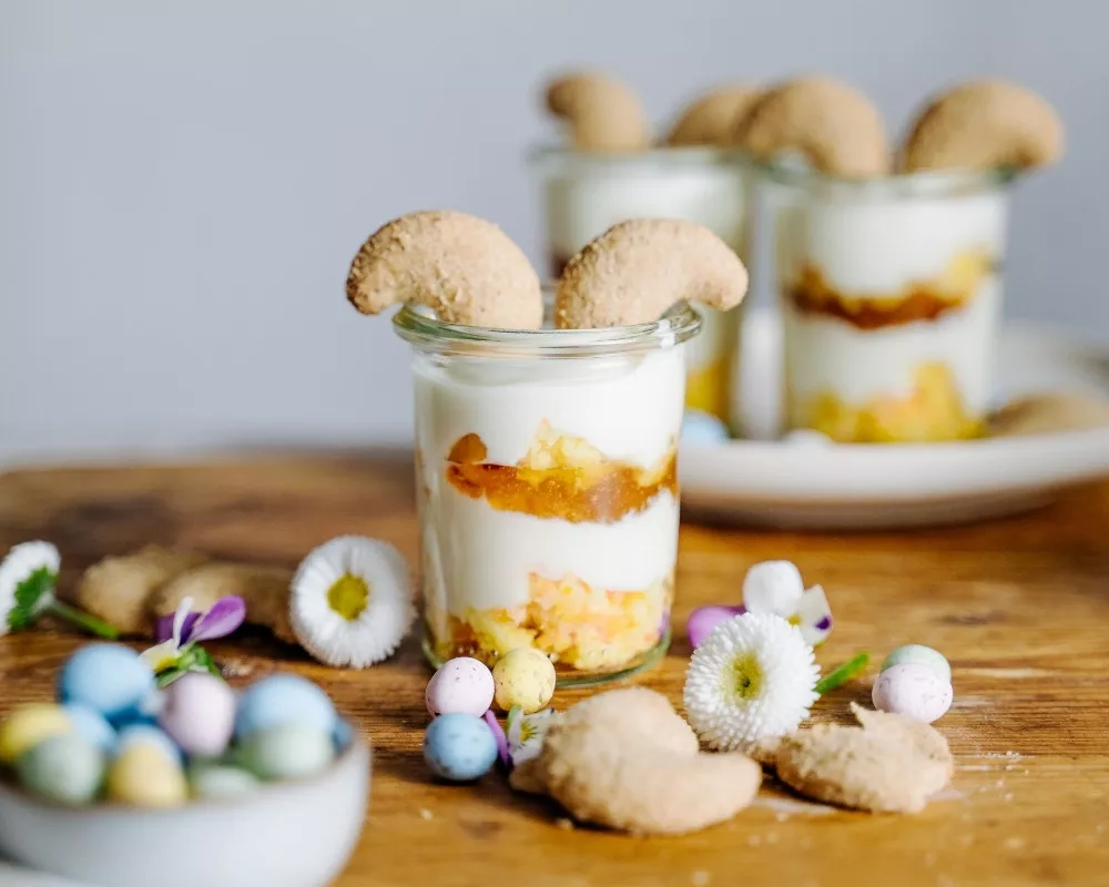 Bohlsener Mühle Dessert mit Mascarponecreme, Karottenkuchen und Keksen in Gläsern.
