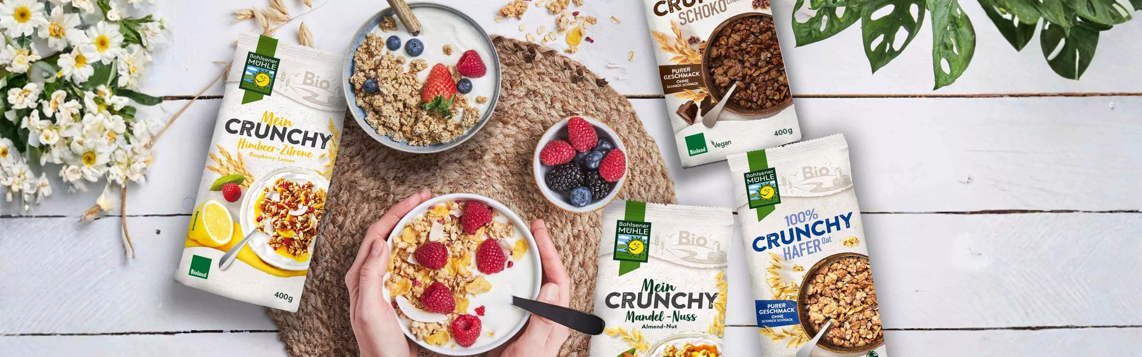 Bohlsener Mühle Crunchy Himbeer-Zitrone mit frischen Beeren und Joghurt.