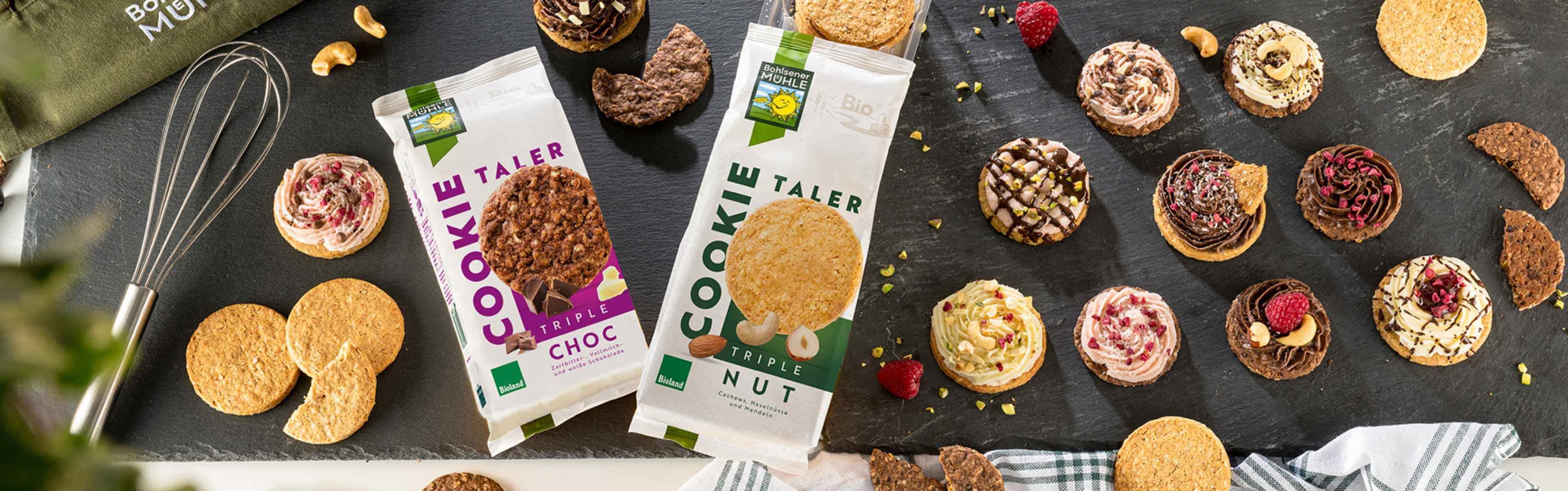 Bohlsener Mühle Kekstaler in den Sorten Choc und Nut auf einem Tisch mit Dekoration.