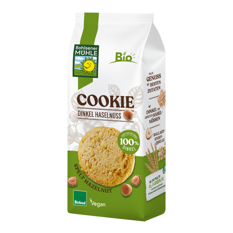 Eine Packung Bohlsener Mühle Cookie Dinkel Haselnuss mit einem runden Keks und Haselnüssen auf weißem Hintergrund.