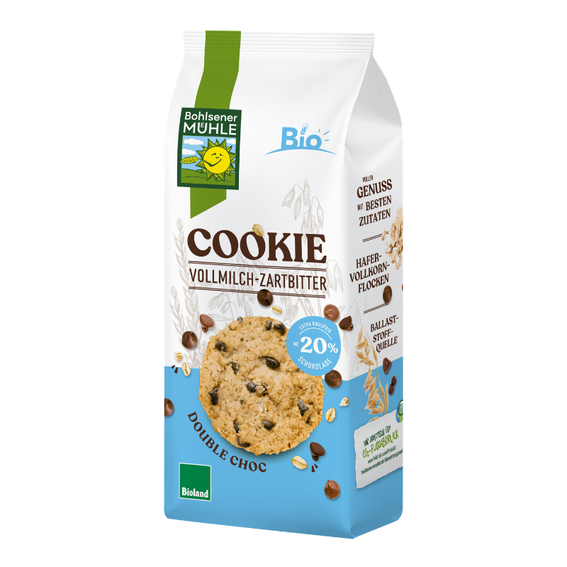Eine Packung Bohlsener Mühle Cookie Vollmilch-Zartbitter mit einem knusprigen Schokoladen-Keks vor blauem Hintergrund.