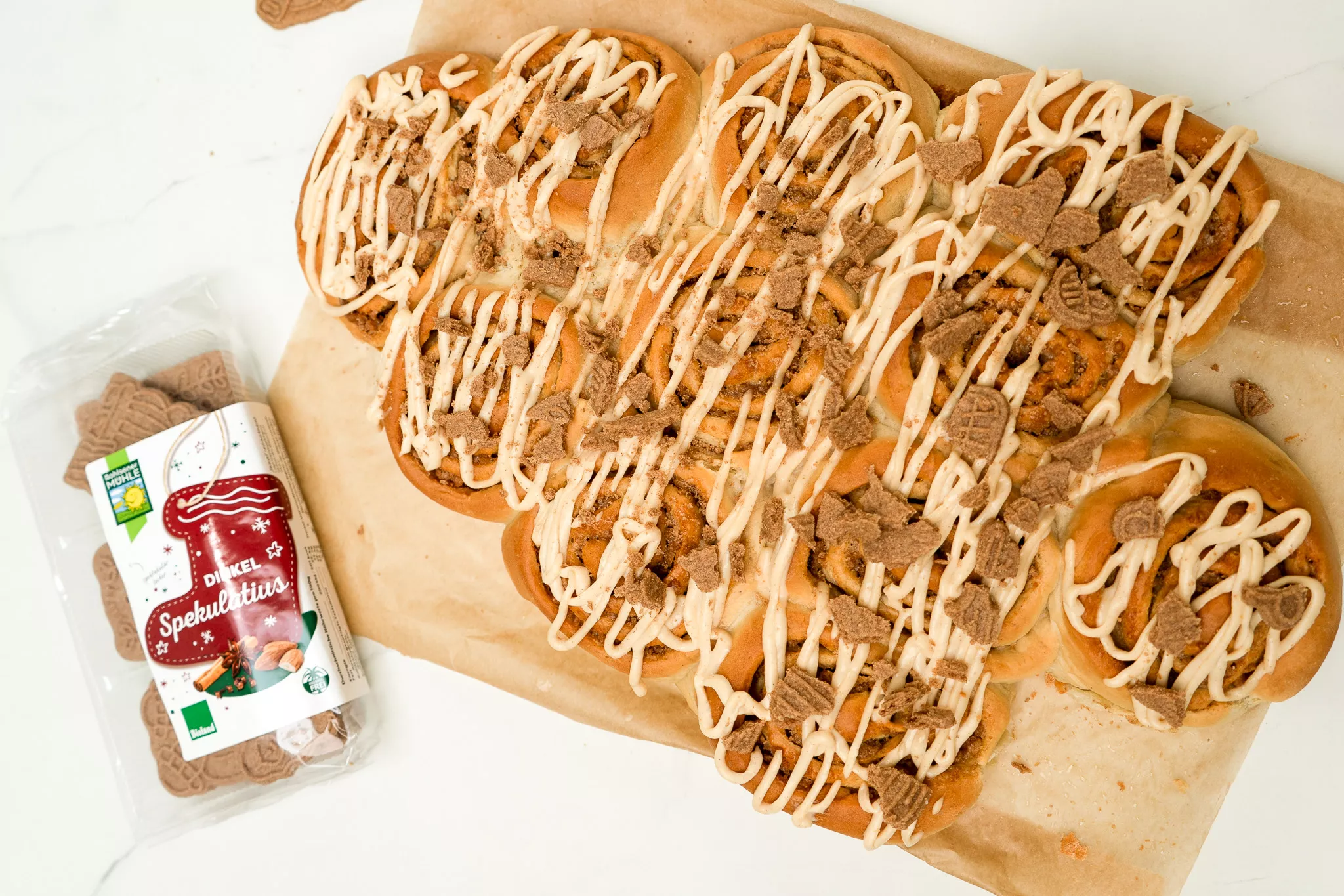 Bohlsener Mühle Dinkel-Spekulatius mit Zuckerguss und Keksen dekoriert.