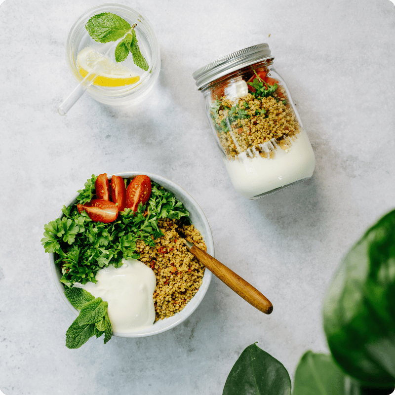 Bohlsener Mühle Quinoa-Salat mit Tomaten und frischen Kräutern in einer Schüssel.