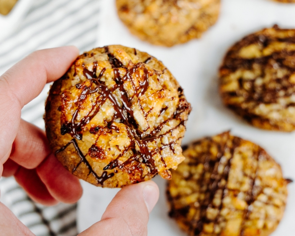 Bohlsener Mühle Cookie mit Schokoladenglasur und knuspriger Oberfläche.