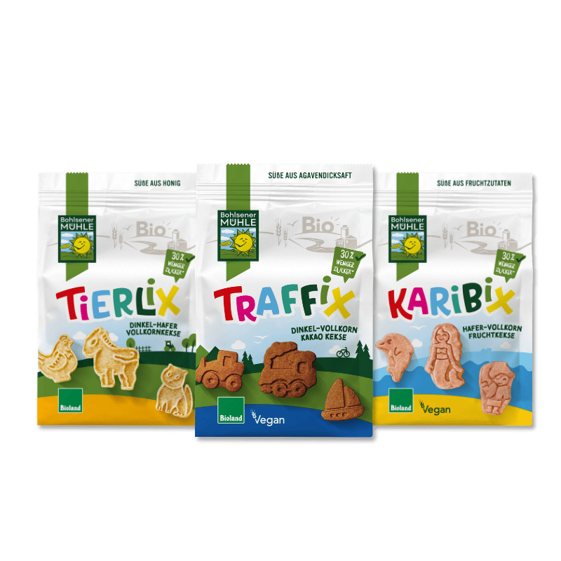 Drei Packungen Bohlsener Mühle Bio-Kekse in den Sorten Tierlix, Traffix und Karibix mit verschiedenen Keksfiguren.