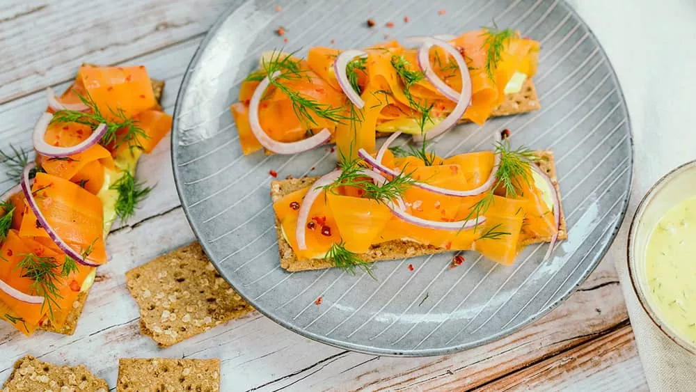 Möhren-Graved Lax auf Snäckebrot