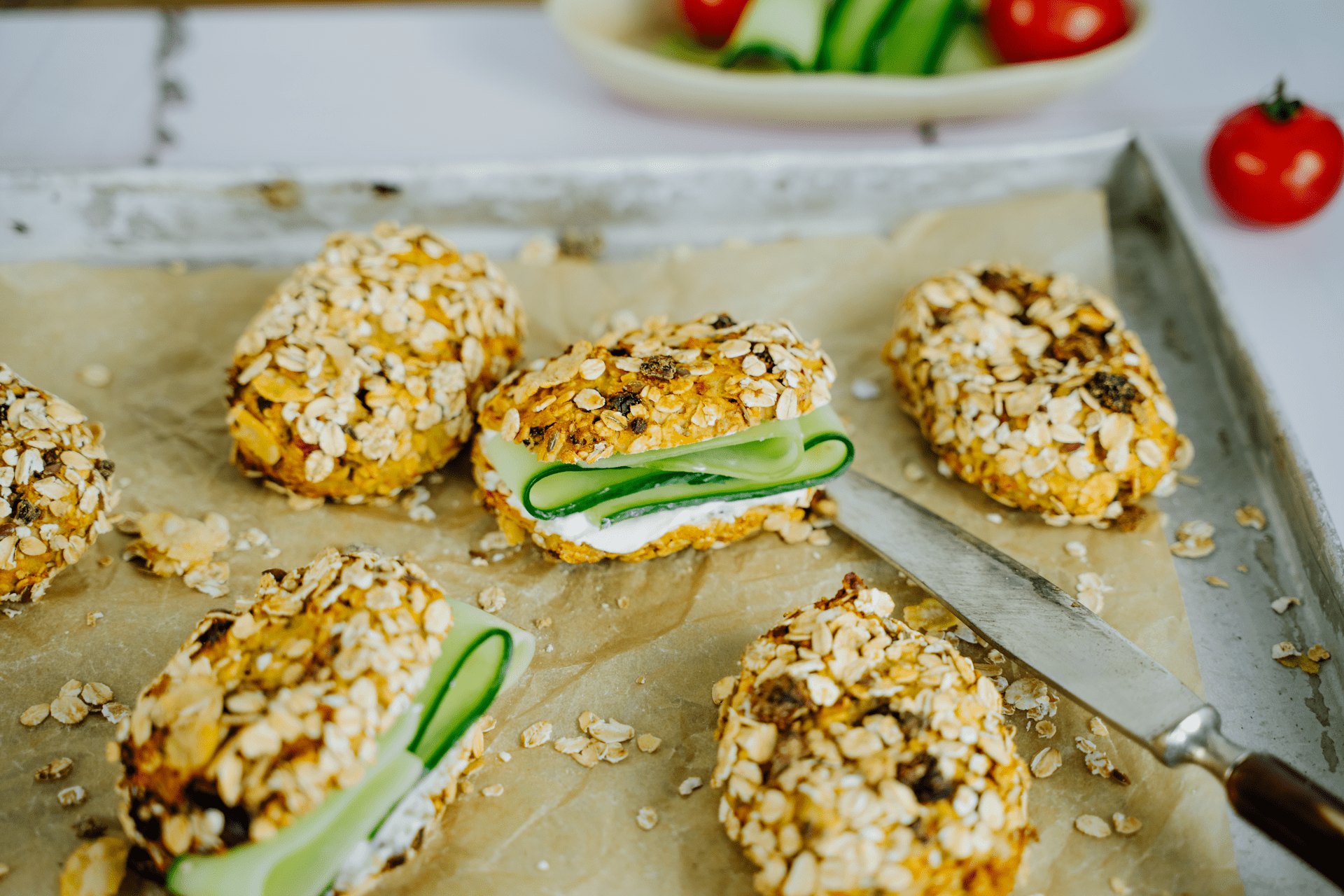 Bohlsener Mühle Crunchy Cookies mit Gurke und Frischkäse auf einem Blech.