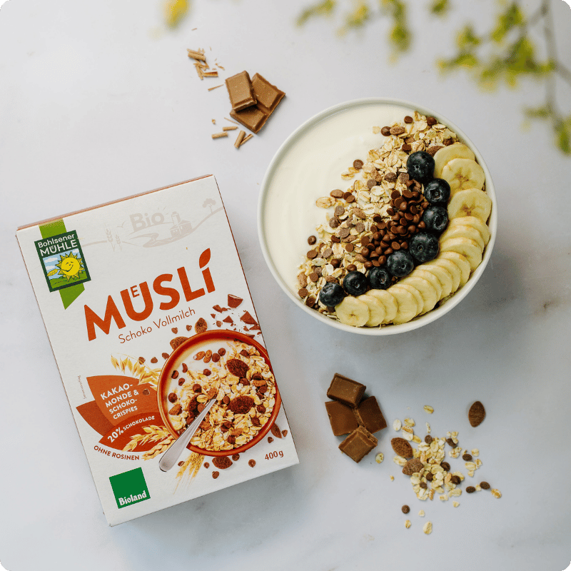 Bohlsener Mühle Müslischale mit Schokolade, Bananen und Heidelbeeren.