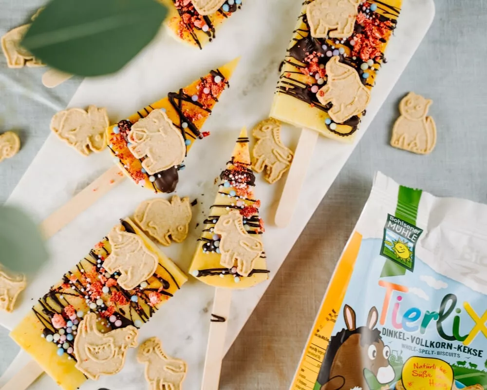 Bio-Dinkelkekse der Bohlsener Mühle in Tierform auf bunten Eistafeln für eine nachhaltige Landwirtschaft.
