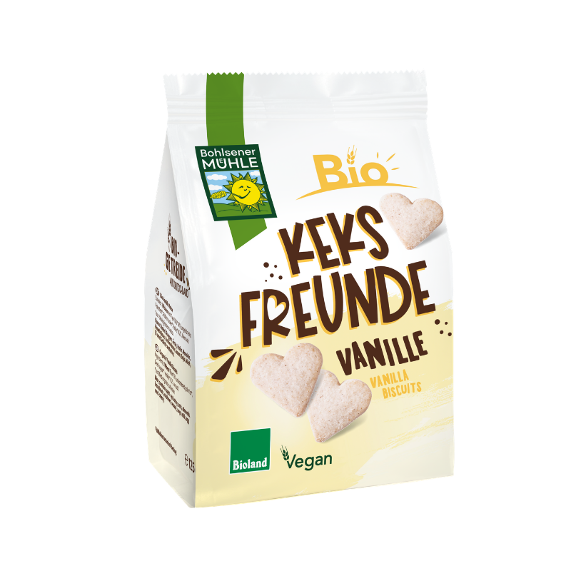 Eine Packung herzförmige Keksfreunde Vanille von der Bohlsener Mühle mit drei abgebildeten hellen Bio-Keksen.