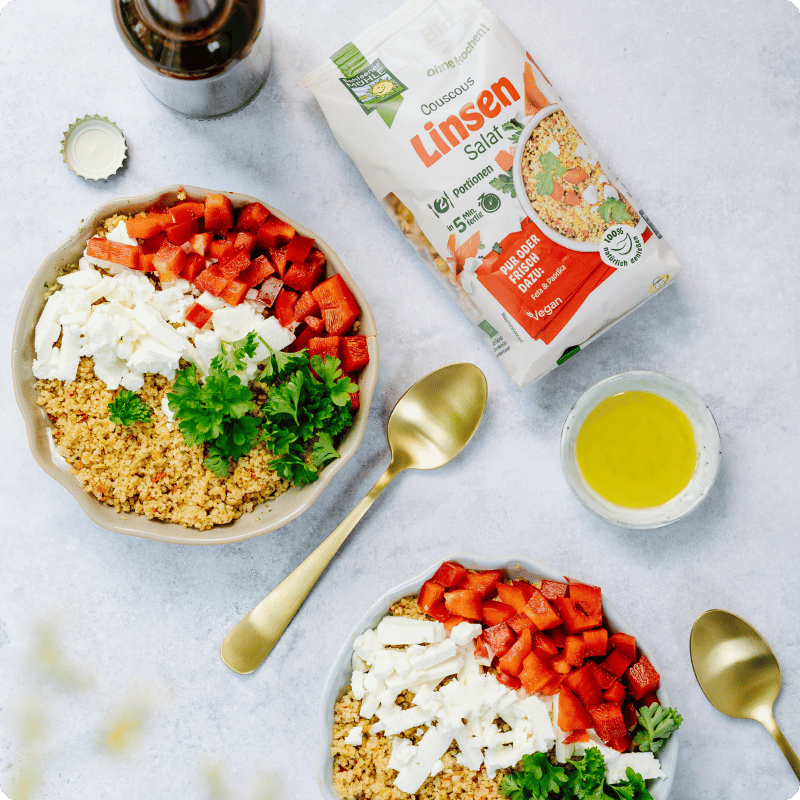 Zwei Schalen mit Bohlsener Mühle Couscous Linsensalat, Tomaten und Feta.