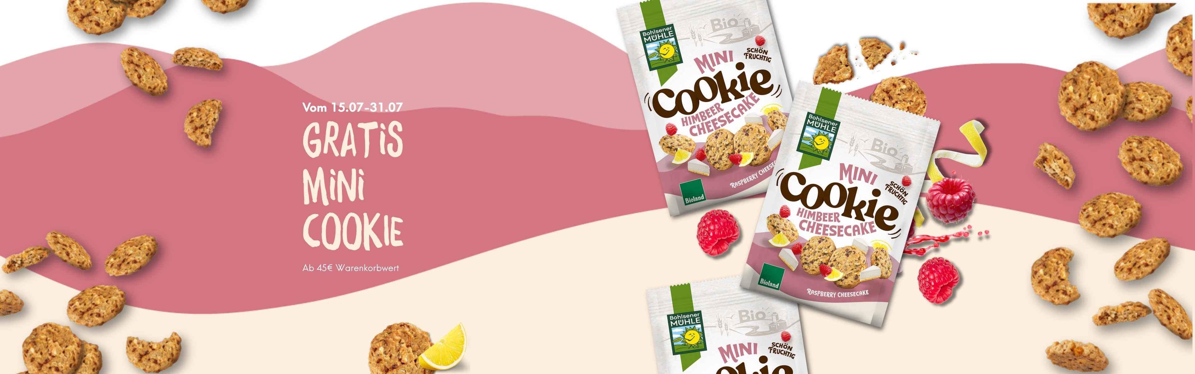 Drei Packungen Bohlsener Mühle Mini Cookie Himbeer Cheesecake mit Keksen und Himbeeren.