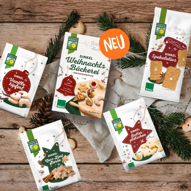 Bohlsener Mühle Dinkel Weihnachtsbäckerei mit verschiedenen Keksen auf Holzuntergrund.