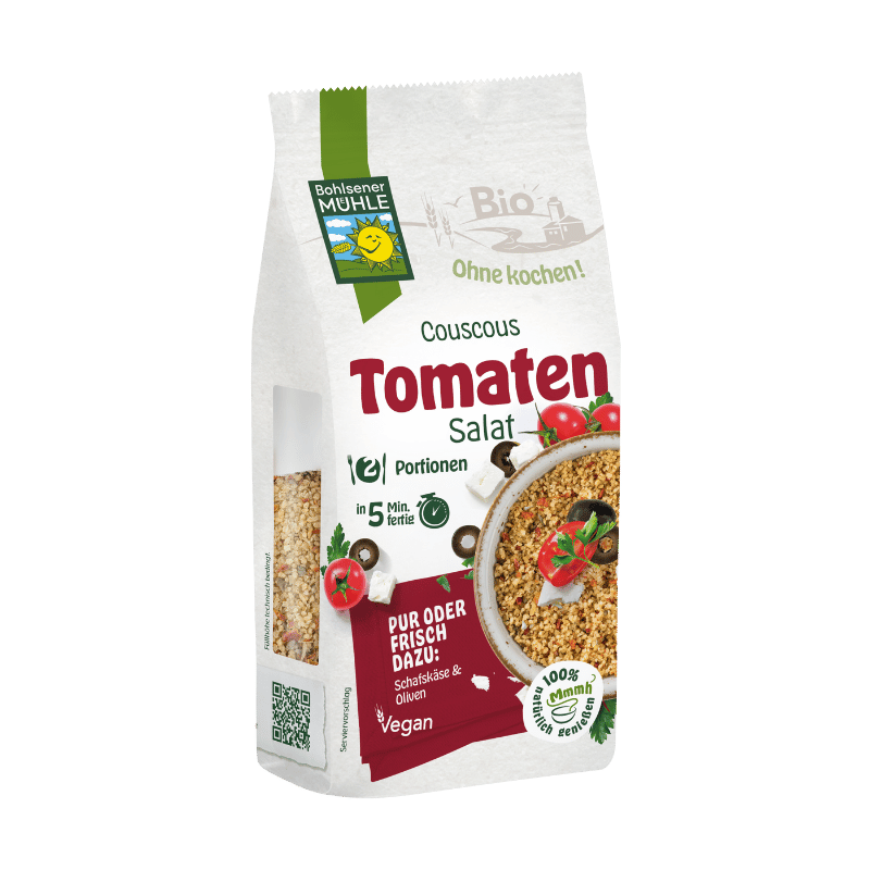 Bohlsener Mühle Couscous Tomatensalat in der Verpackung mit frischen Tomaten.