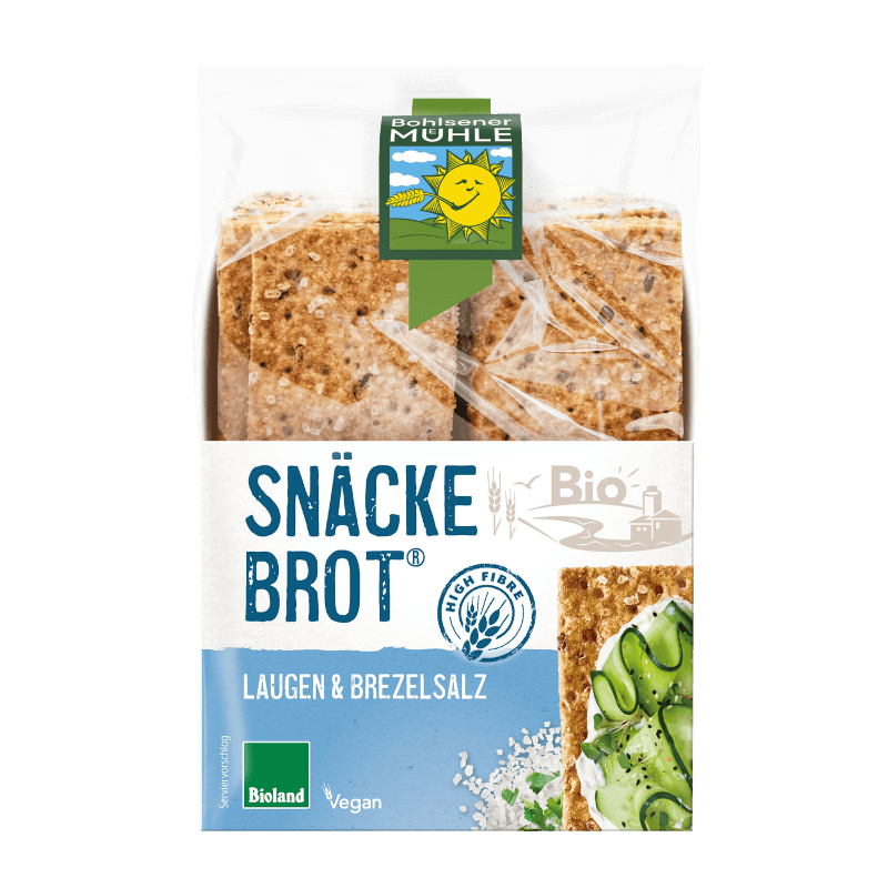 Bohlsener Mühle Snäcke Brot Laugen & Brezelsalz in der transparenten Verpackung mit Gurkenbelag.