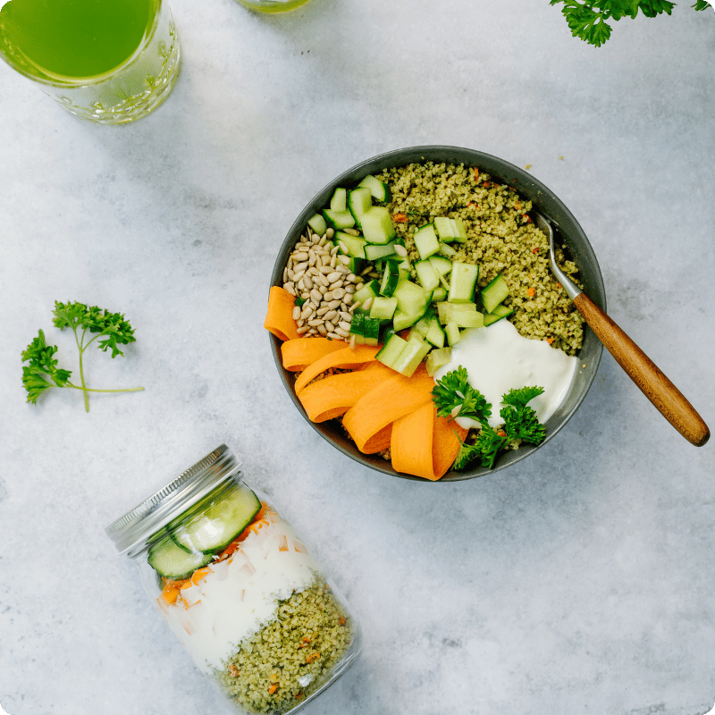 Bohlsener Mühle Couscous-Bowl mit Gurken, Karotten und Joghurt.