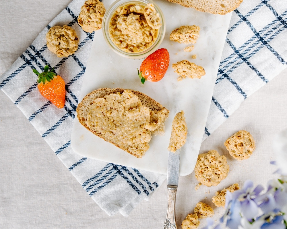Bohlsener Mühle Cookie auf Brot mit Erdbeeren und Keksen auf einem Tisch.