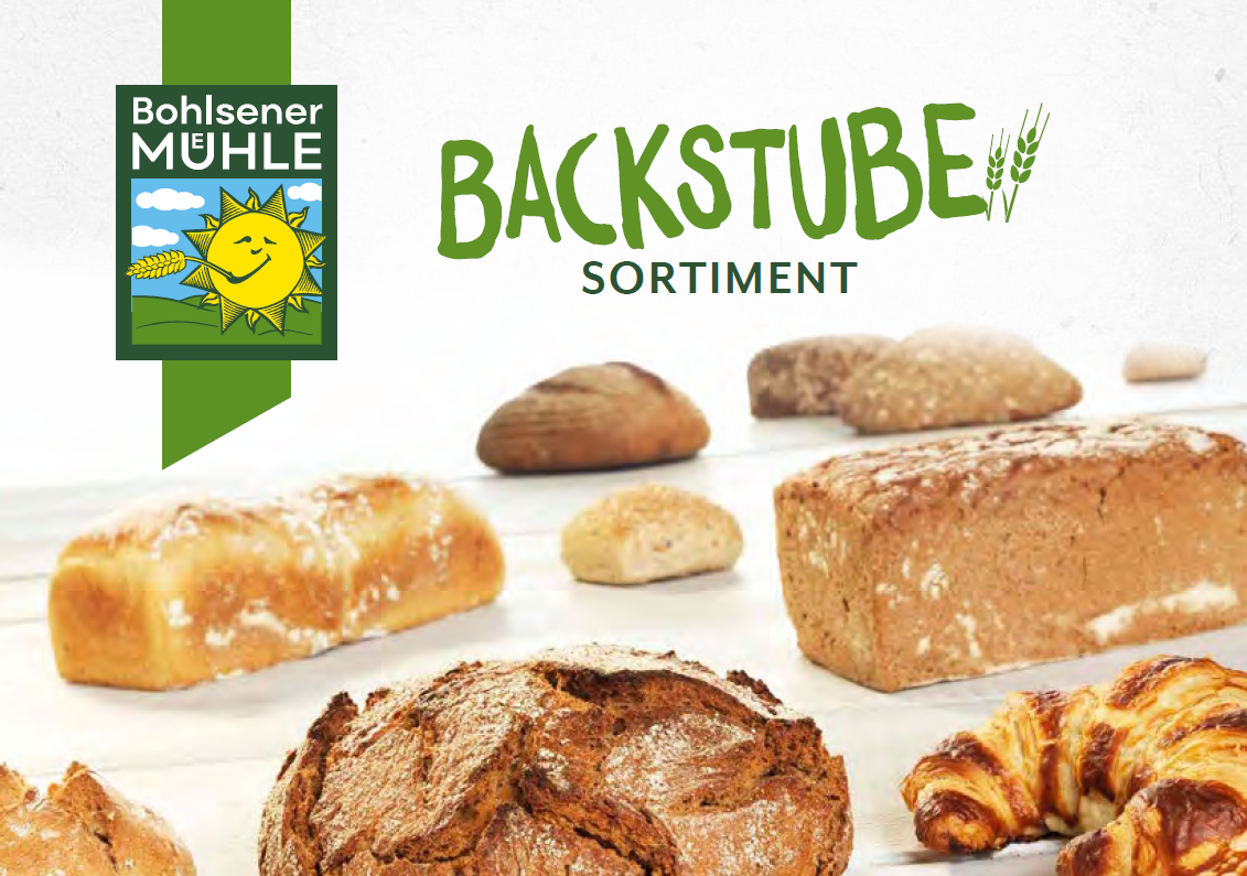 Bohlsener Mühle Backstube Sortiment mit verschiedenen Brotsorten auf einem Tisch.