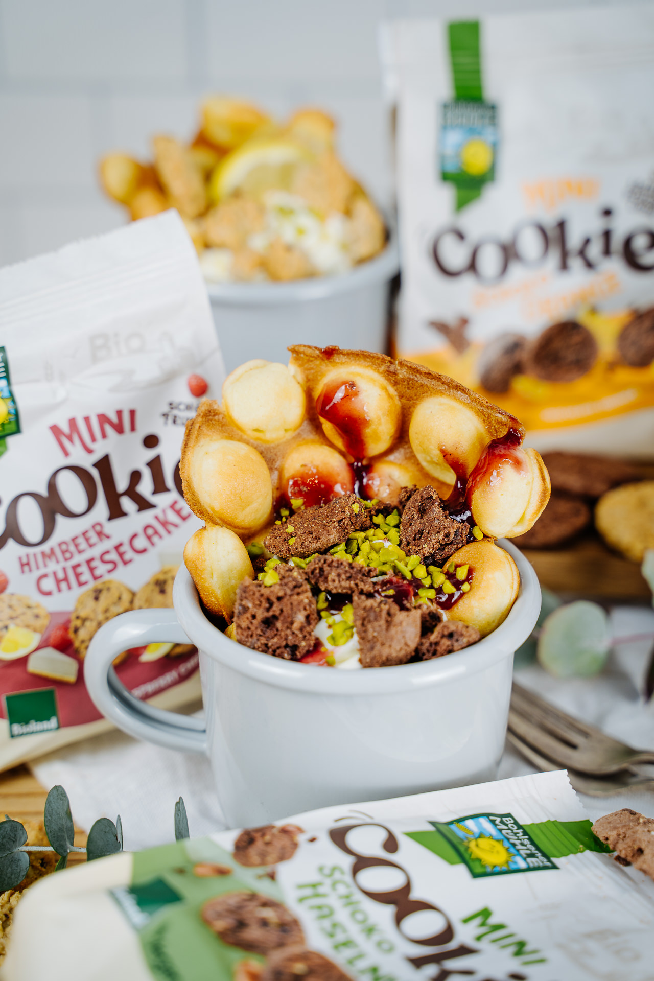 Bohlsener Mühle Mini Cookies Himbeer Cheesecake in einer Schüssel mit Toppings.