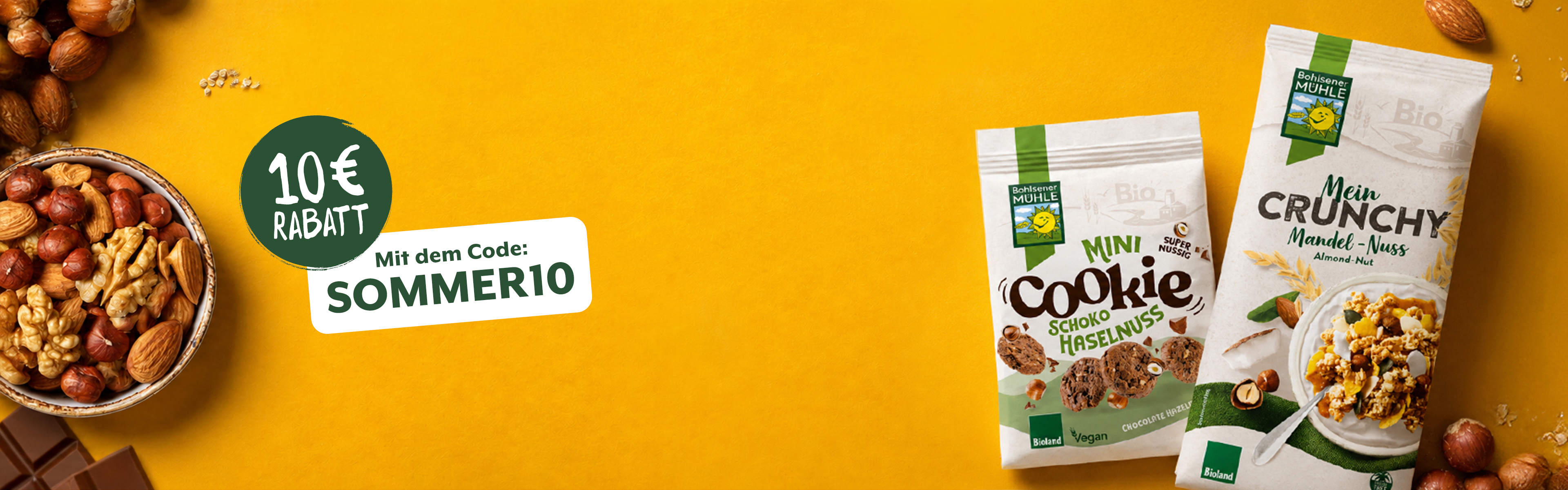 Bohlsener Mühle Mini Cookie Schoko Haselnuss und Crunchy Mandel-Nuss auf gelbem Hintergrund.