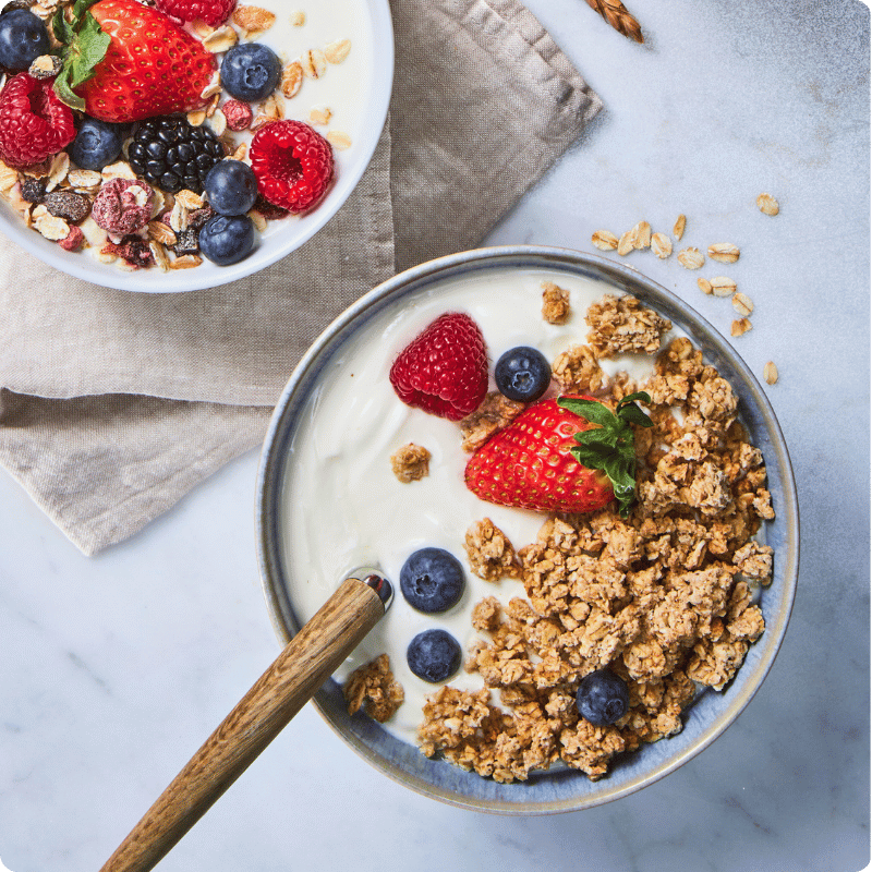 Bohlsener Mühle Crunchy mit Joghurt, Erdbeeren, Himbeeren und Blaubeeren.