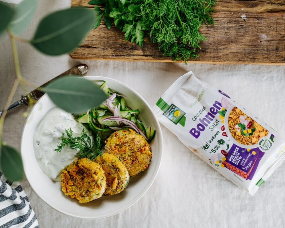 Bohlsener Mühle Bio-Bohnensalat, Falafel und Joghurt-Dip.
