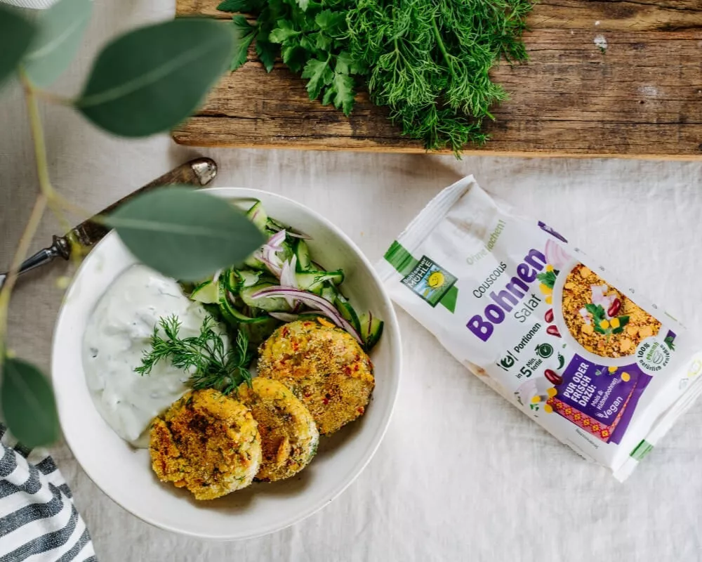 Bohlsener Mühle Bio-Bohnensalat, Falafel und Joghurt-Dip.