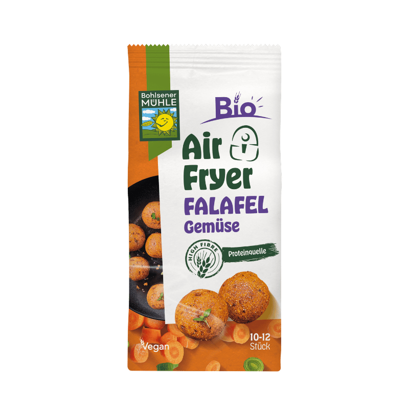 Die Packung Bohlsener Mühle Bio Air Fryer Falafel Gemüse zeigt runde Falafelbällchen und frische Karottenstücke.