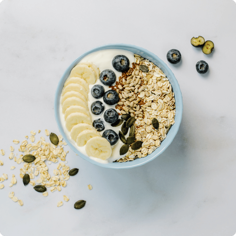 Bohlsener Mühle Joghurt mit Bananen, Heidelbeeren und Haferflocken.
