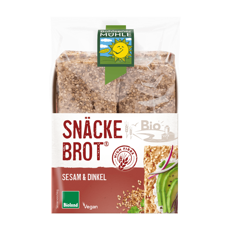 Bohlsener Mühle Snäcke Brot Sesam & Dinkel in der transparenten Verpackung mit einer belegten Knäckebrot-Scheibe.