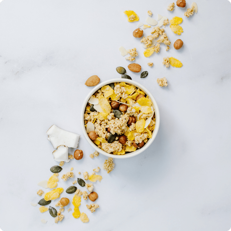 Bohlsener Mühle Müsli mit Nüssen, Haferflocken und getrockneten Früchten in einer Schüssel.