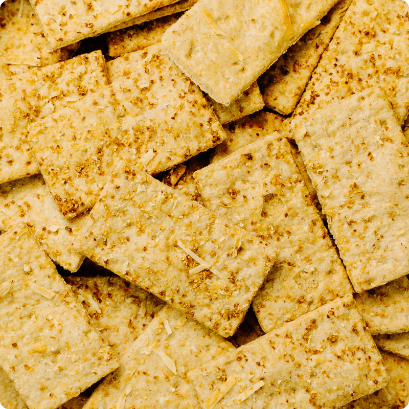 Bohlsener Mühle Crunchy Kekse, goldbraun und knusprig auf einem Haufen.